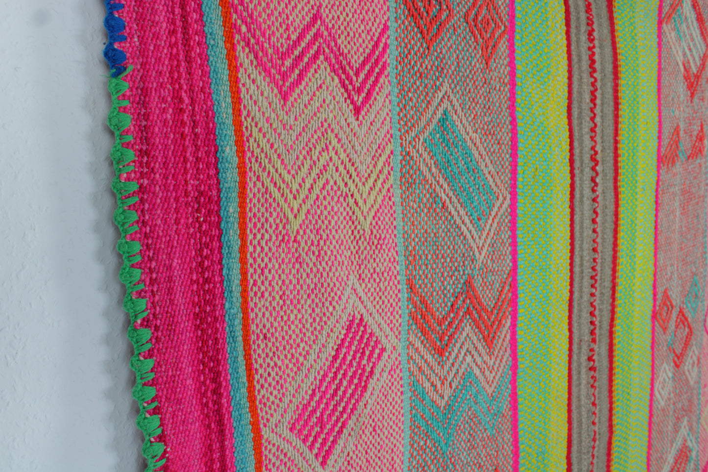 Handgewebter kleiner Teppich aus Peru von Glueck & Fund, 168 x 135 cm, mit traditionellen Mustern und warmen Farbtönen.