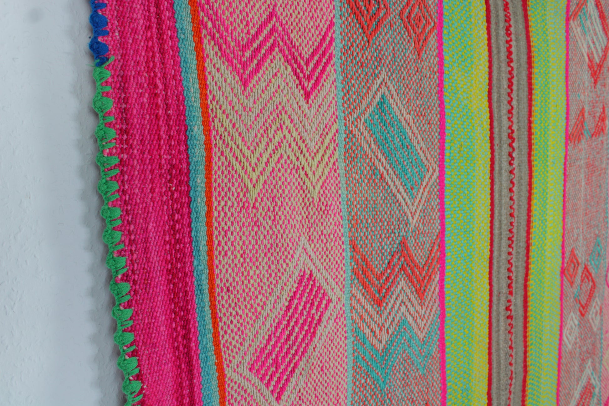 Handgewebter kleiner Teppich aus Peru von Glueck & Fund, 168 x 135 cm, mit traditionellen Mustern und warmen Farbtönen.