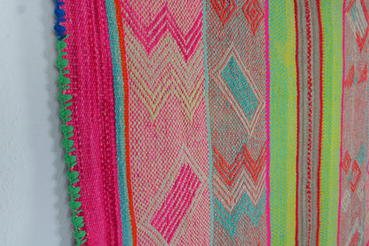 Handgewebter kleiner Teppich aus Peru von Glueck & Fund, 168 x 135 cm, mit traditionellen Mustern und warmen Farbtönen.