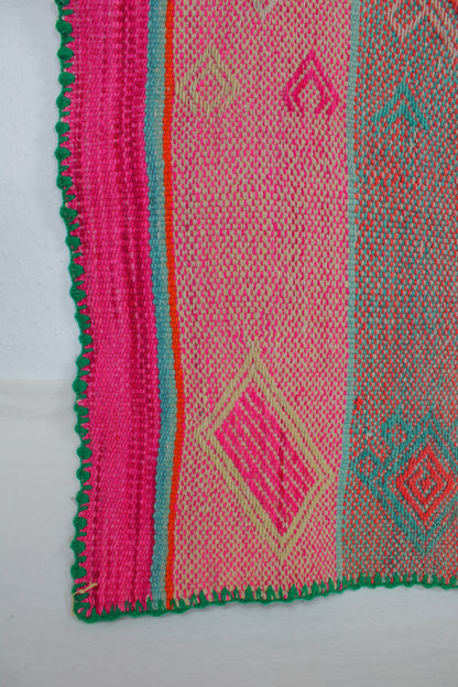 Handgewebter kleiner Teppich 168 x 135 aus Peru von Glueck & Fund, zeigt detailliertes Muster und weiche Textur.