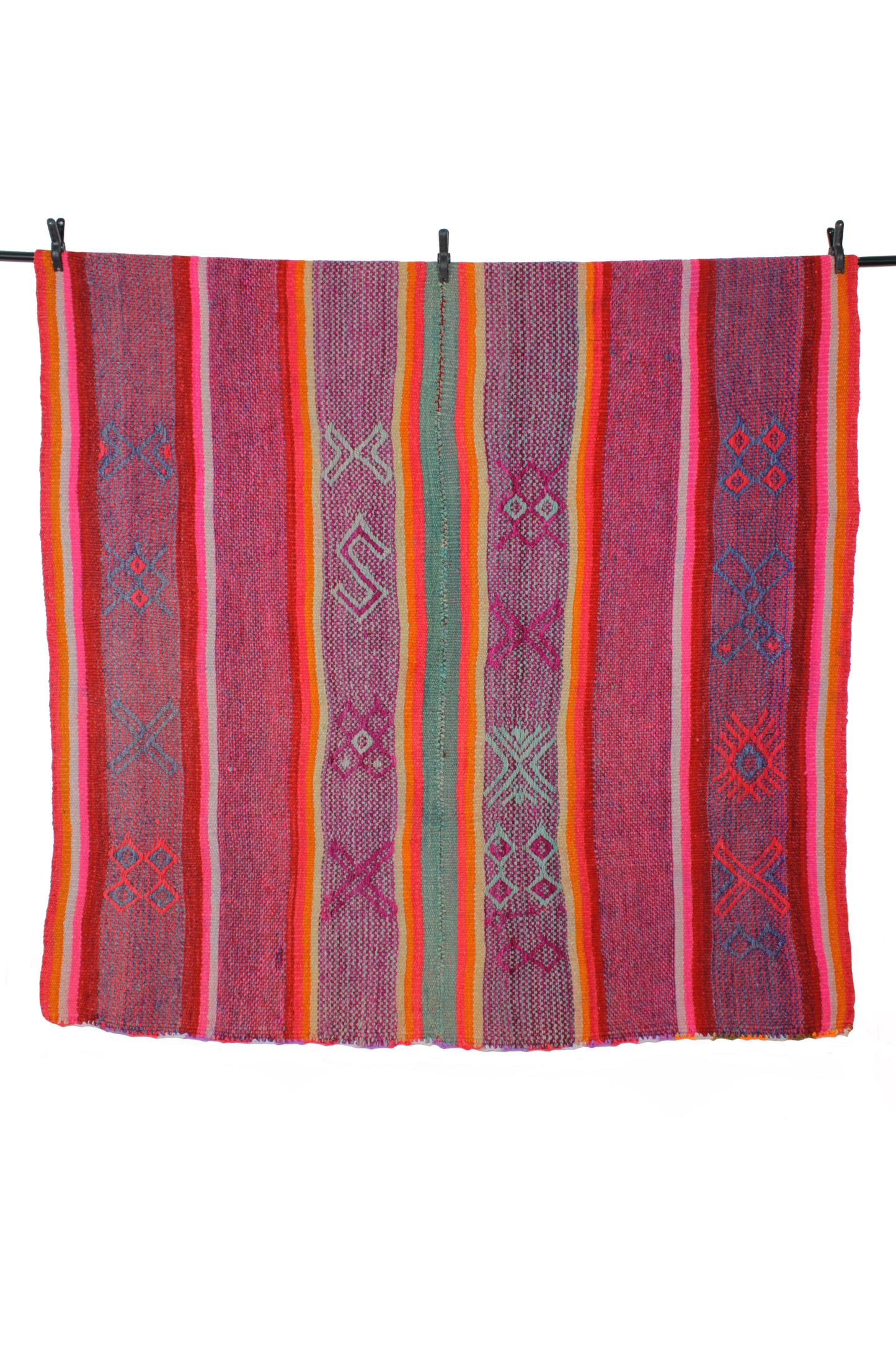 Handgewebter kleiner Teppich von Glueck & Fund, 169 x 165 cm, aus Peru, mit traditionellen Mustern und weicher Oberfläche.
