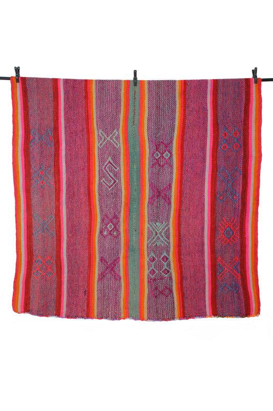 Handgewebter kleiner Teppich von Glueck & Fund, 169 x 165 cm, aus Peru, mit traditionellen Mustern und weicher Oberfläche.