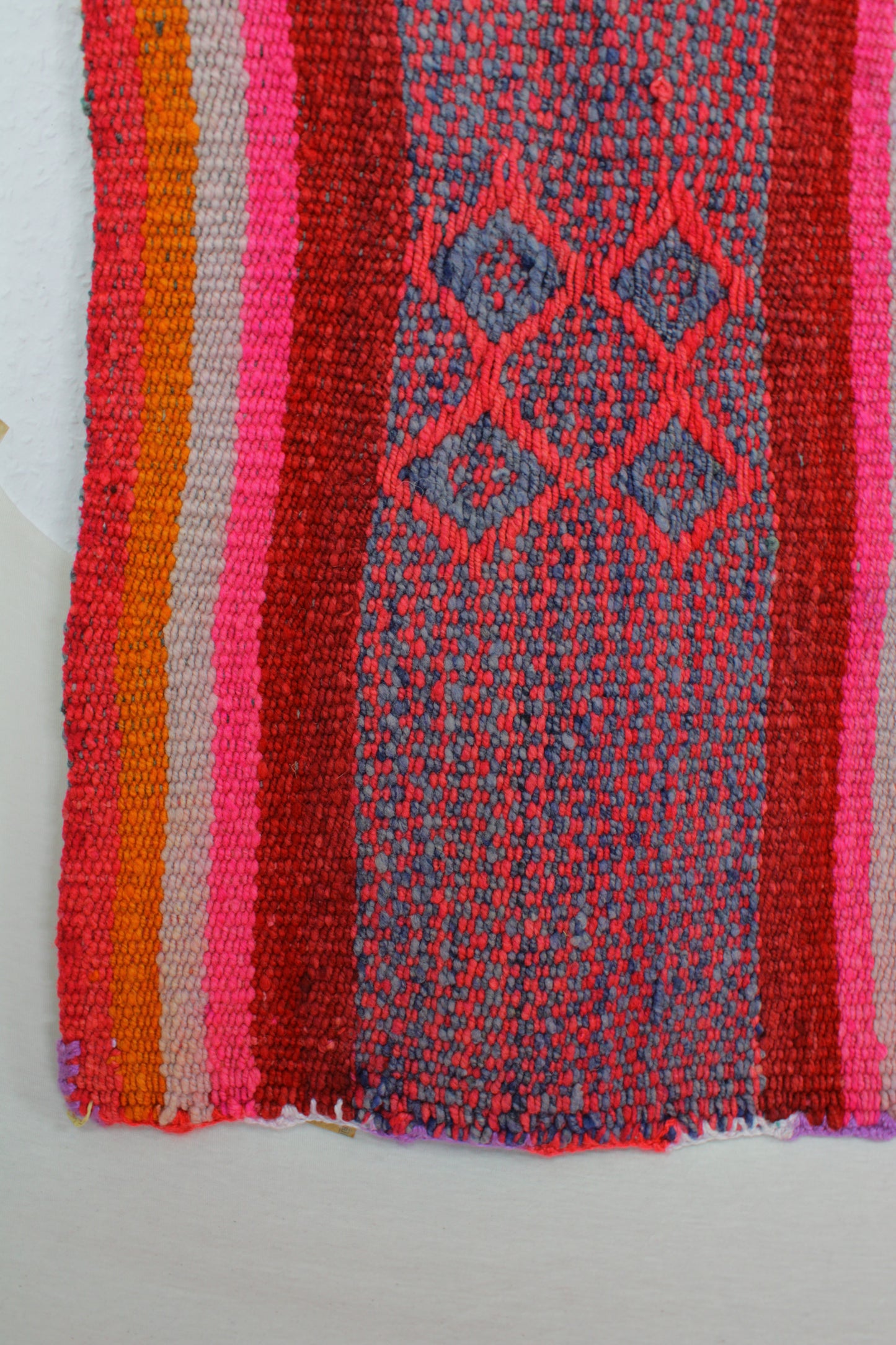 Handgewebter kleiner Teppich von Glueck & Fund, 169 x 165 cm, aus Peru, detailreiche Textur und weiche Oberfläche.