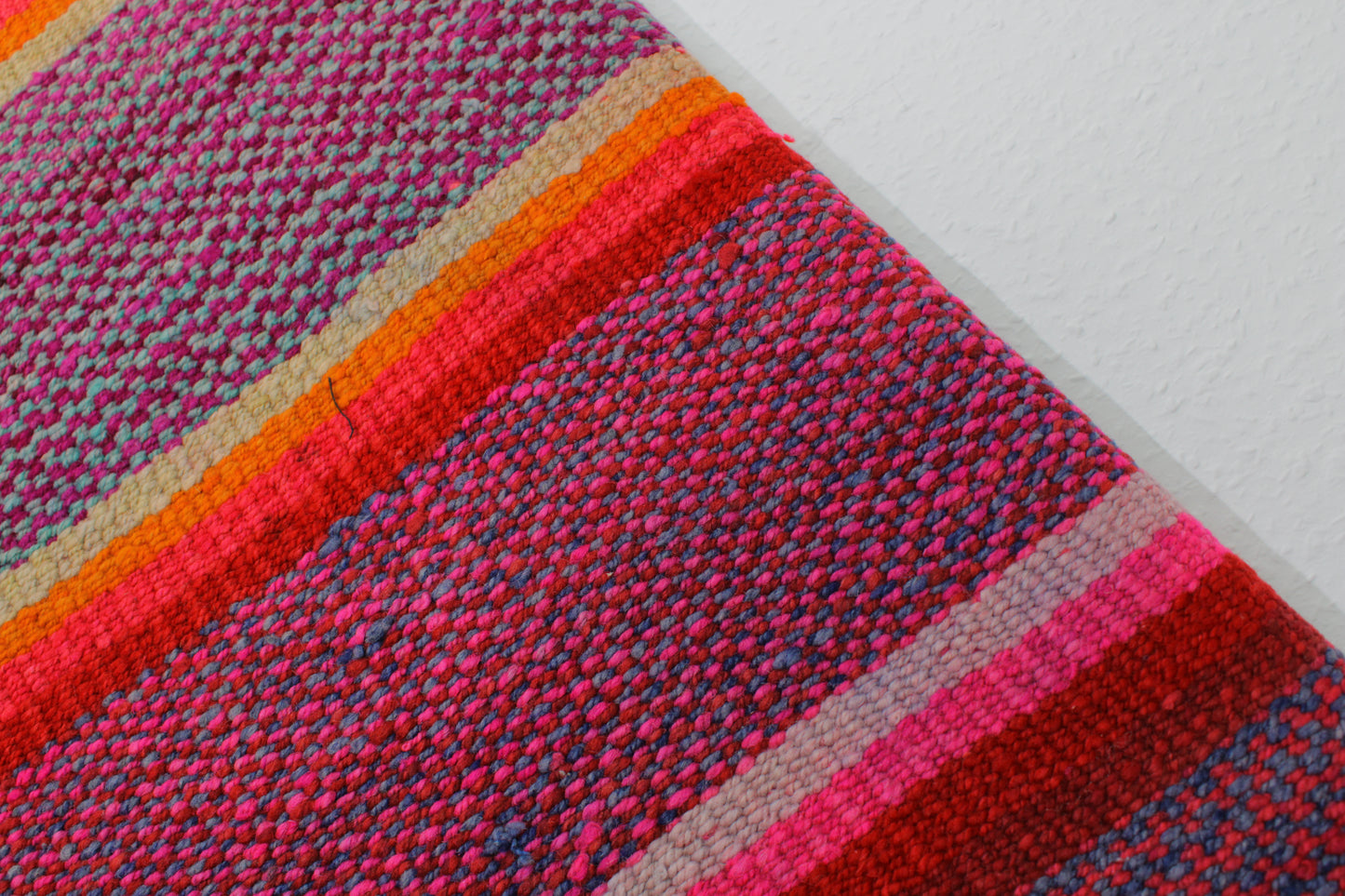 Handgewebter kleiner Teppich aus Peru, 169 x 165 cm, von Glueck & Fund, mit buntem, traditionellen Muster.