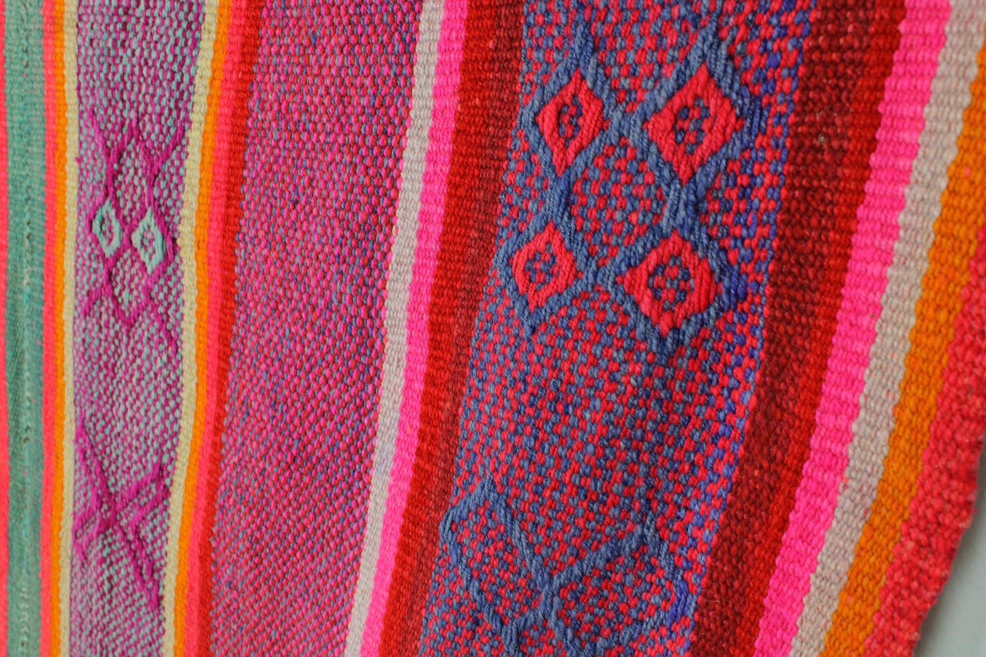 Handgewebter kleiner Teppich aus Peru, 169 x 165 cm, von Glueck & Fund, mit buntem, traditionellem Design.