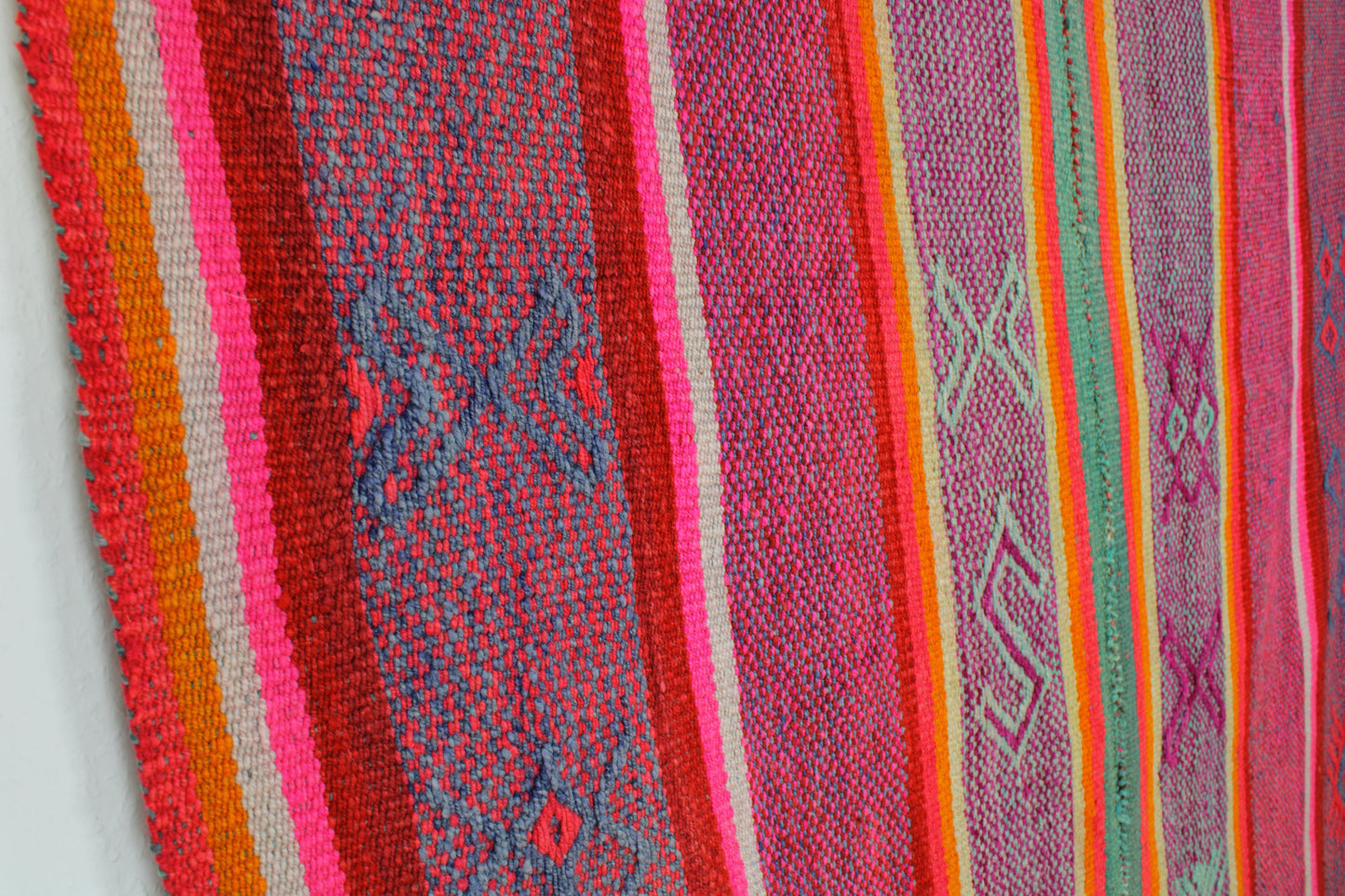 Handgewebter kleiner Teppich aus Peru, 169 x 165 cm, von Glueck & Fund, zeigt detailreiche Muster auf weichem Material.