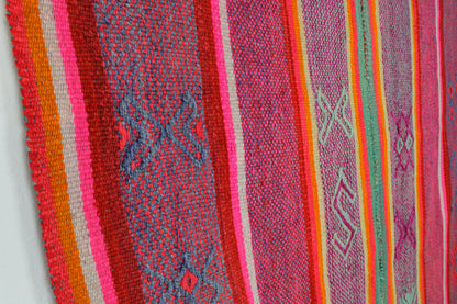 Handgewebter kleiner Teppich aus Peru, 169 x 165 cm, von Glueck & Fund, zeigt detailreiche Muster auf weichem Material.