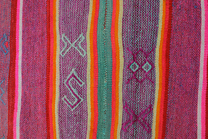 Handgewebter kleiner Teppich von Glueck & Fund, 169 x 165 cm, aus Peru, lebendige Muster und weiche Textur.