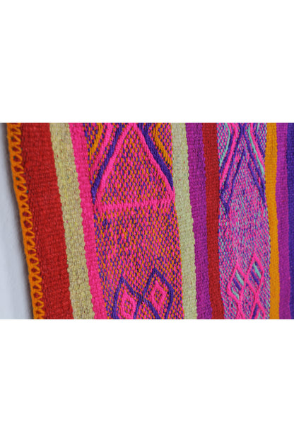 Kleiner handgewebter Vintage Frazada Teppich aus Peru, 146 x 150 cm, mit buntem, traditionellen Muster von Glueck & Fund