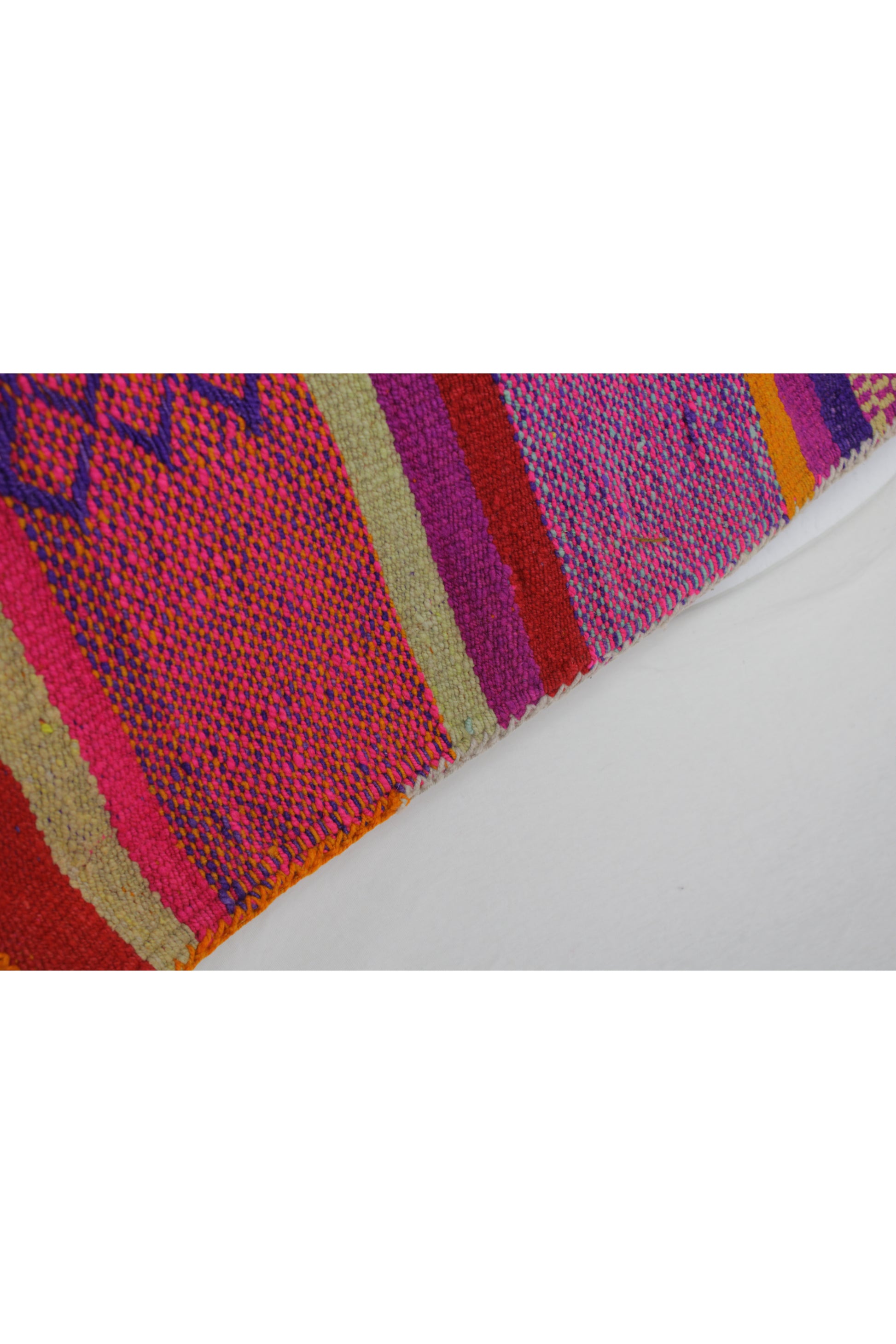 Kleiner handgewebter Vintage-Frazada-Teppich aus Peru, 146 x 150 cm, mit buntem Muster, von Glueck & Fund.