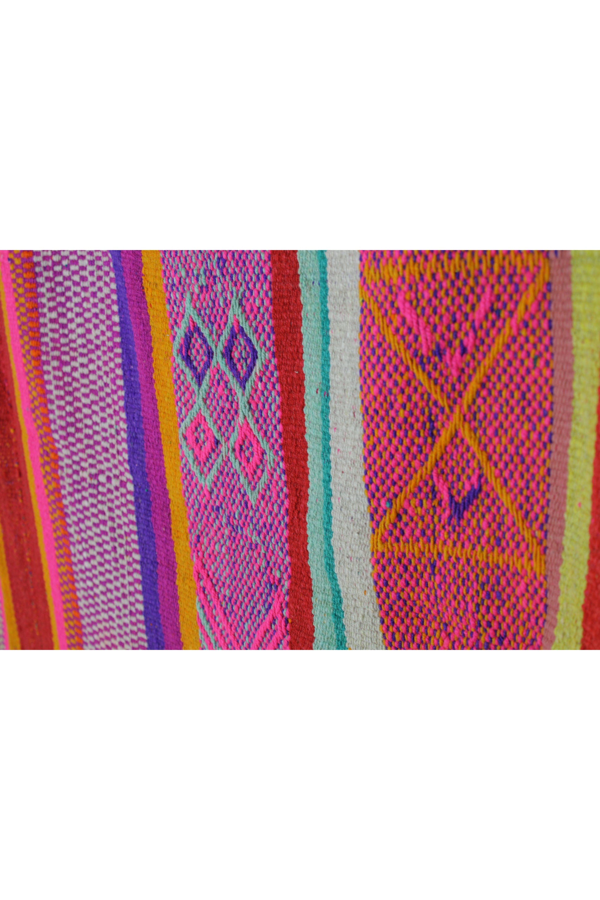Kleiner vintage Frazada Teppich aus Peru, handgewebt, Maße 146 x 150 cm, von Glueck & Fund, bunte Muster, gemütliche Wohnraumdekoration
