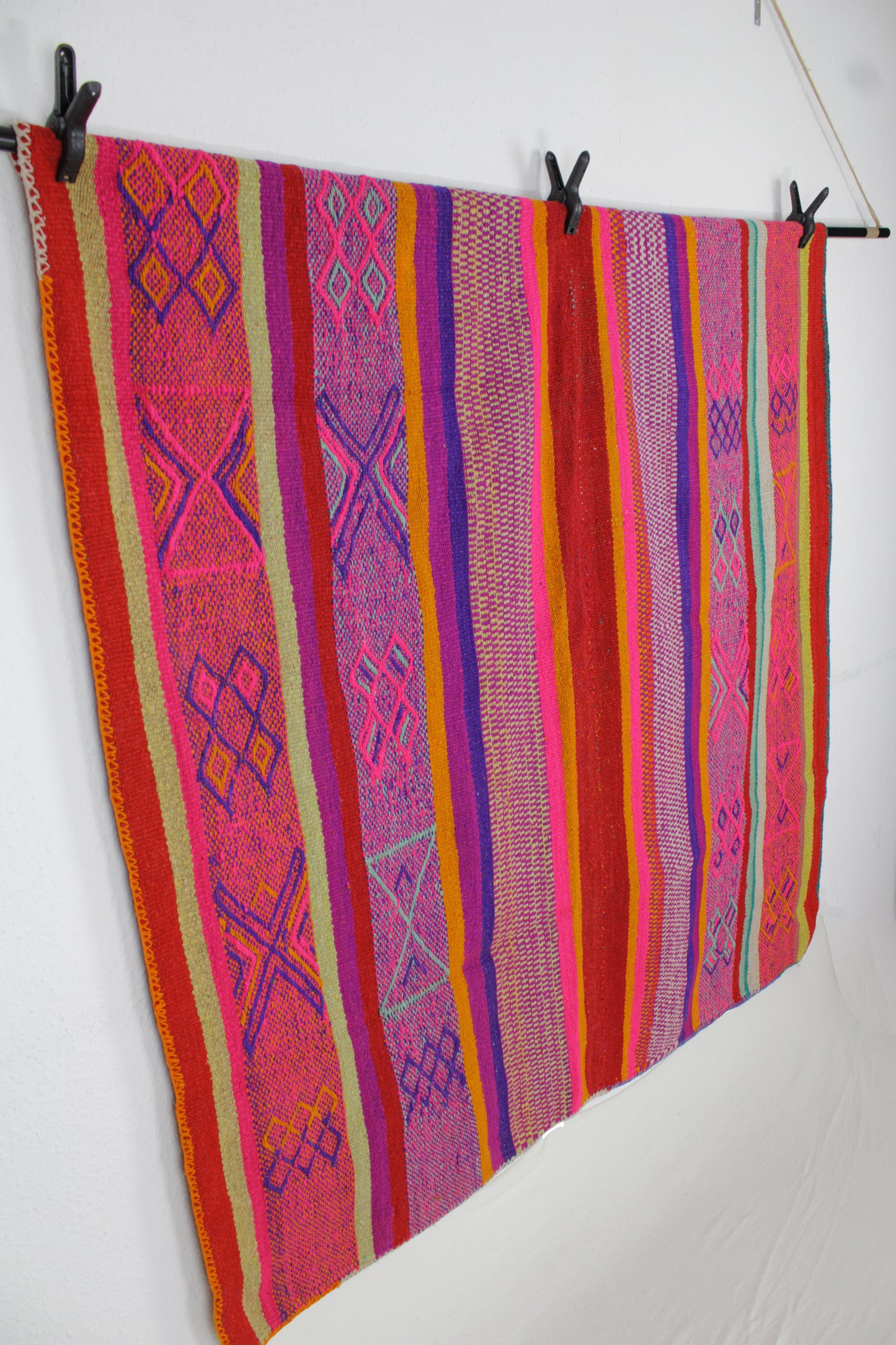 Kleiner vintage Frazada Teppich von Glueck & Fund, handgewebt aus Peru, Maße 146 x 150 cm, farbenfrohe Muster, traditionelles Design