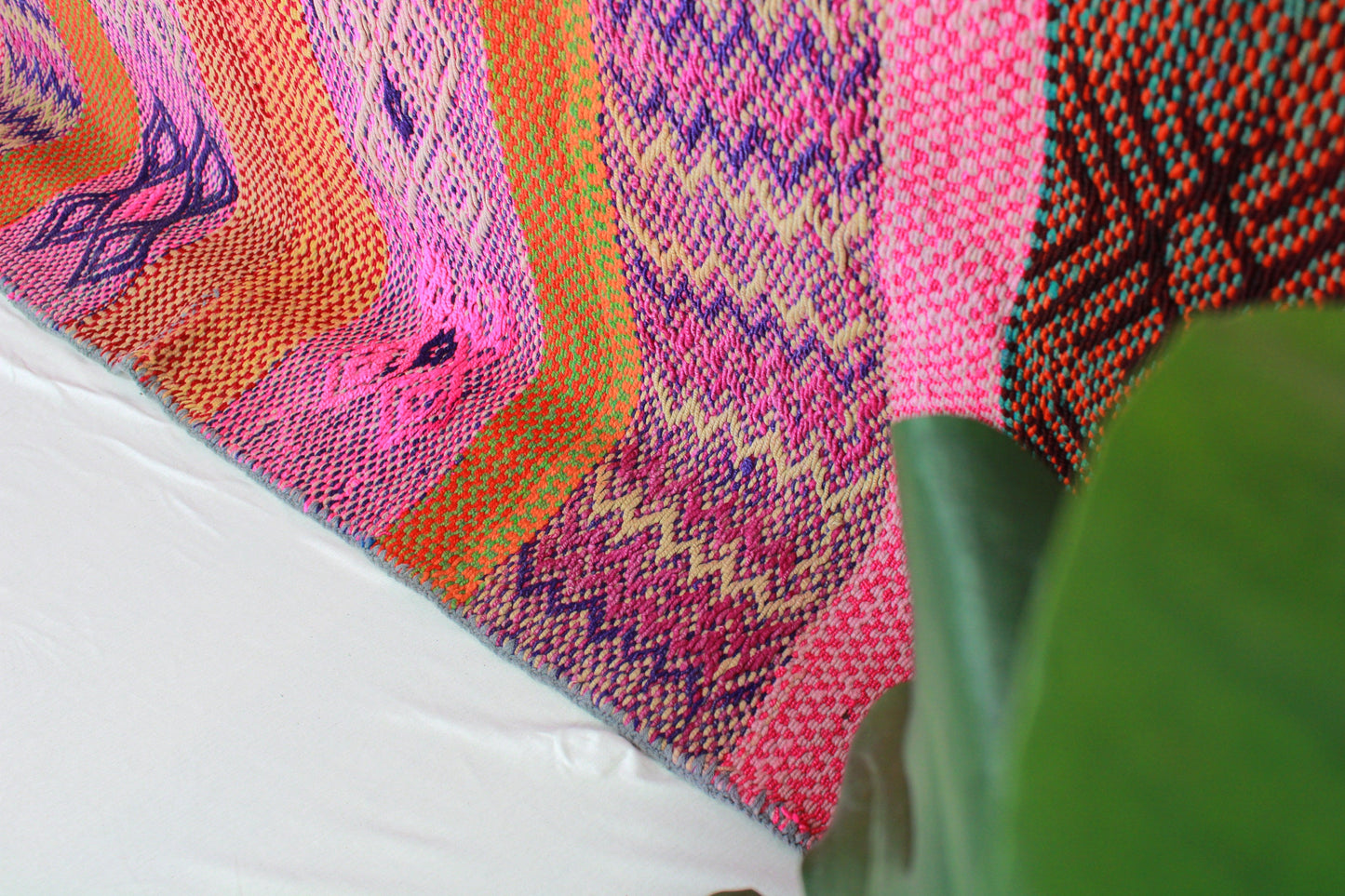 Kleiner, handgewebter Vintage Frazada Teppich aus Peru in warm, bunten Mustern, von Glueck & Fund, Maße 150x161 cm.