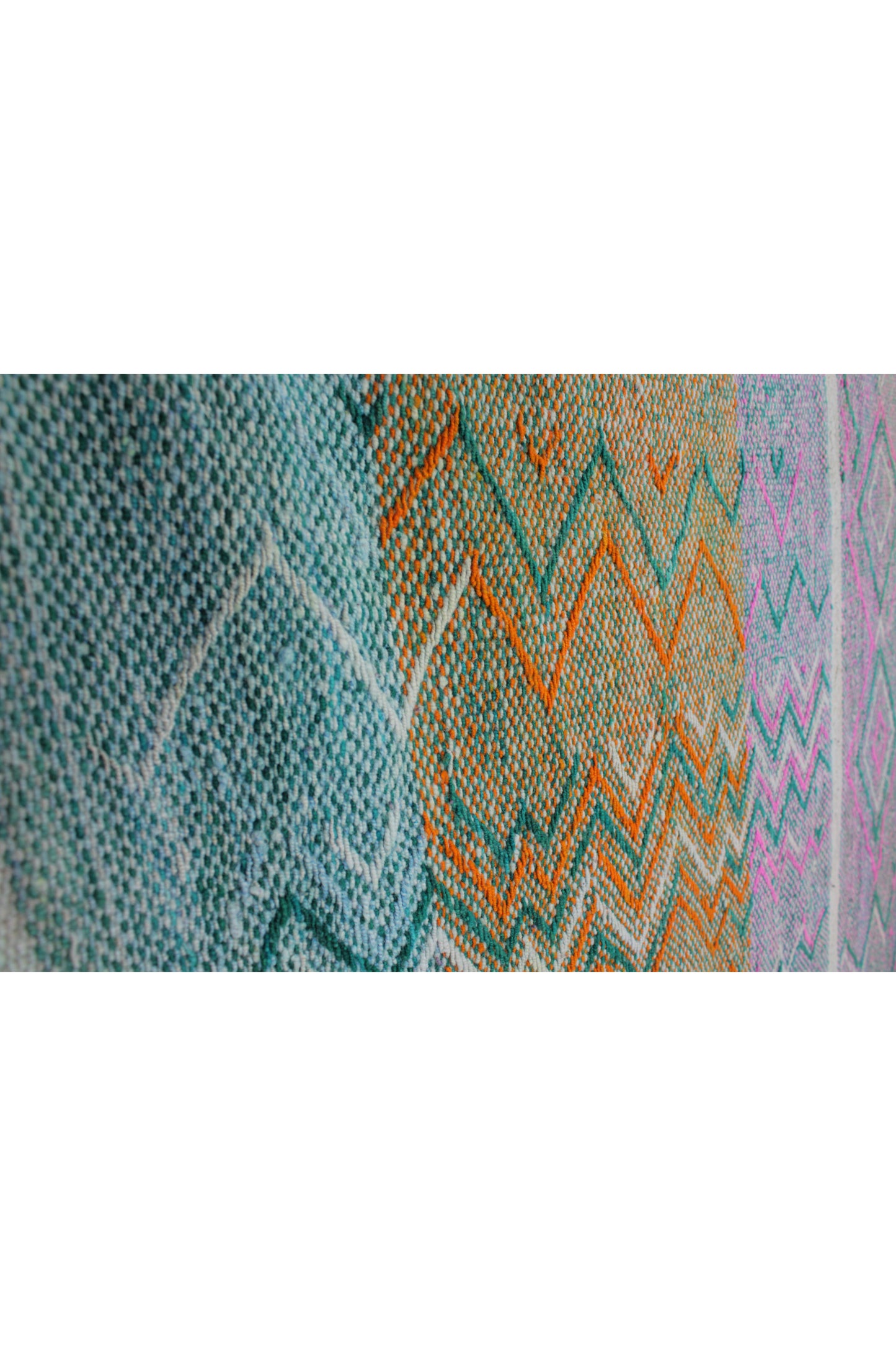 Kleiner handgewebter Vintage Frazada Teppich aus Peru, 160 x 154 cm, mit buntem, traditionellen Muster von Glueck & Fund
