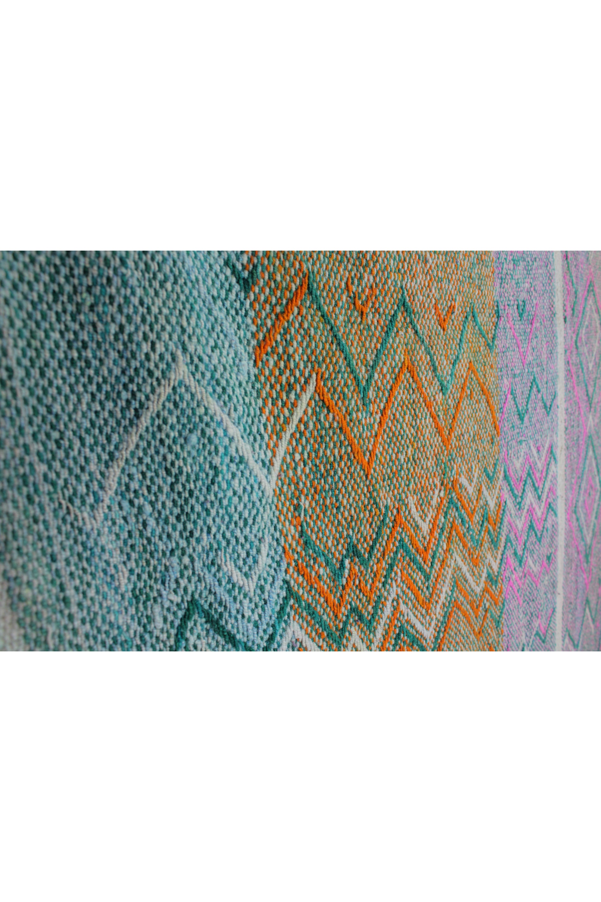 Kleiner handgewebter Vintage Frazada Teppich aus Peru, 160 x 154 cm, mit buntem, traditionellen Muster von Glueck & Fund