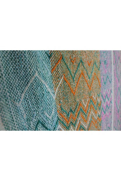 Kleiner handgewebter Vintage Frazada Teppich aus Peru, 160 x 154 cm, mit buntem, traditionellen Muster von Glueck & Fund