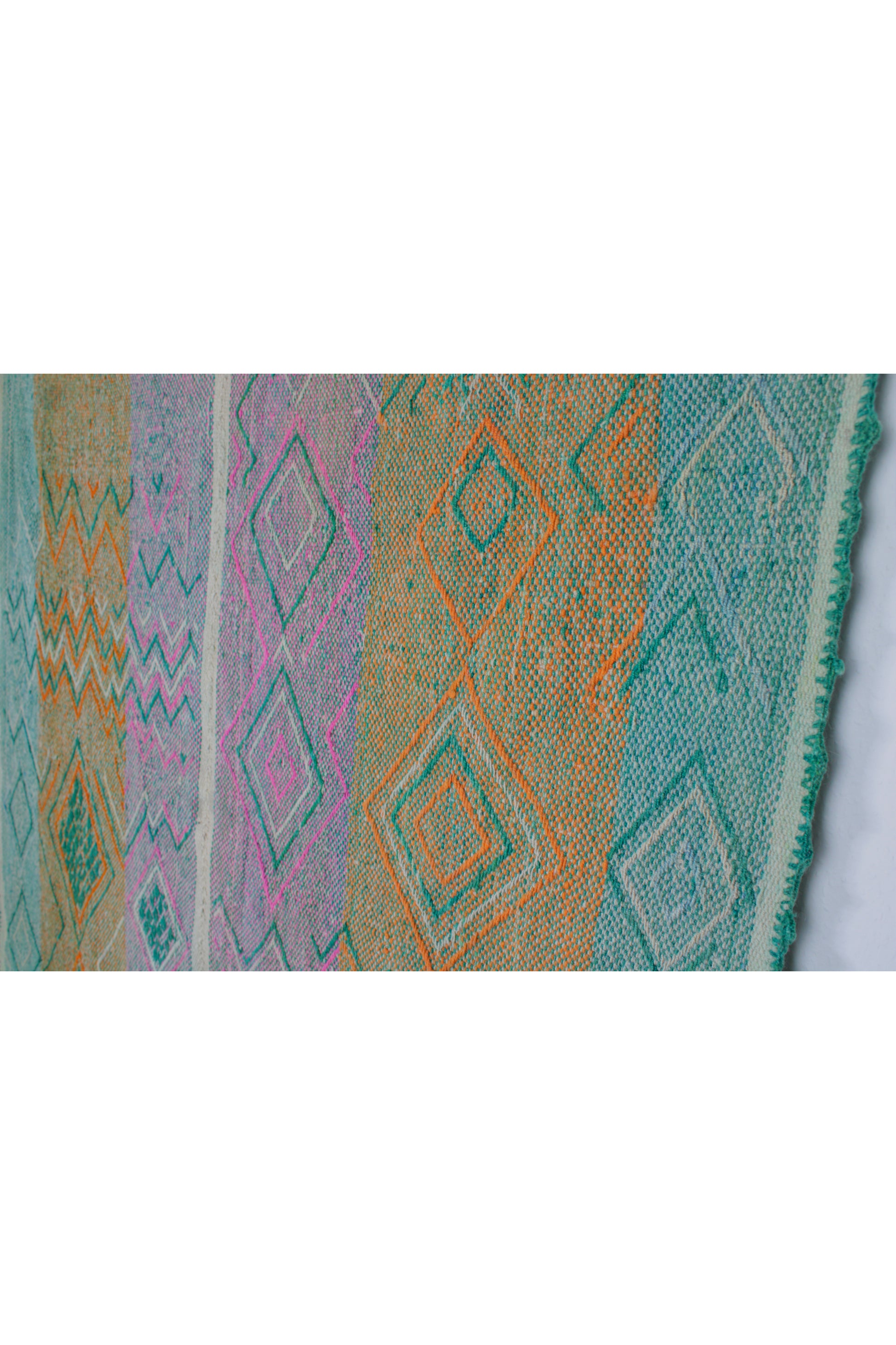 Kleiner handgewebter Vintage-Frazada-Teppich aus Peru, 160 x 154 cm, mit traditionellen Mustern, von Glueck & Fund