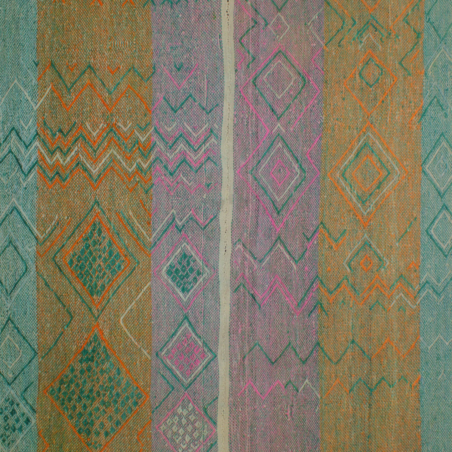 Kleiner handgewebter Vintage-Teppich aus Peru, 160 x 154 cm, mit buntem Muster, von Glueck & Fund.