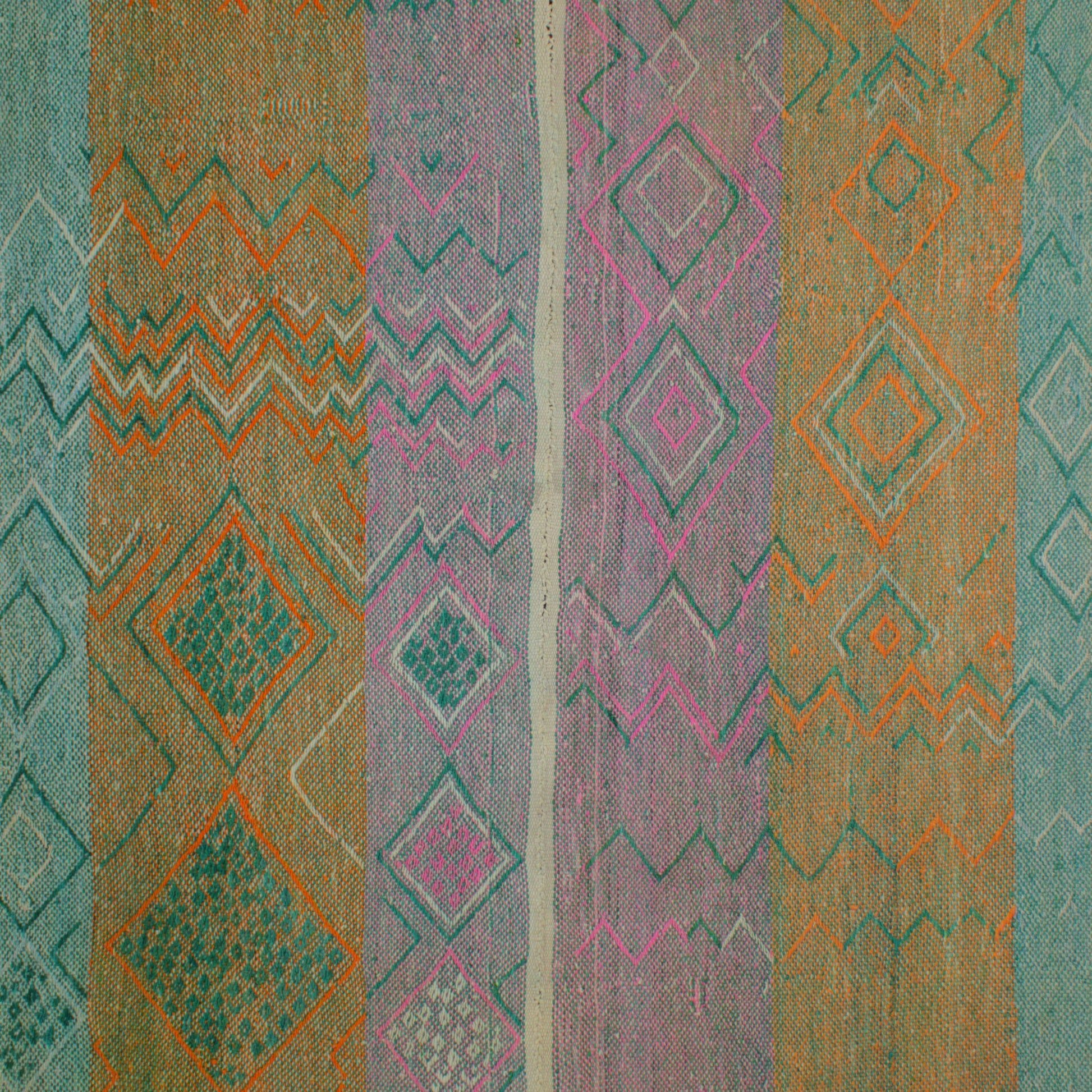 Kleiner handgewebter Vintage-Teppich aus Peru, 160 x 154 cm, mit buntem Muster, von Glueck & Fund.