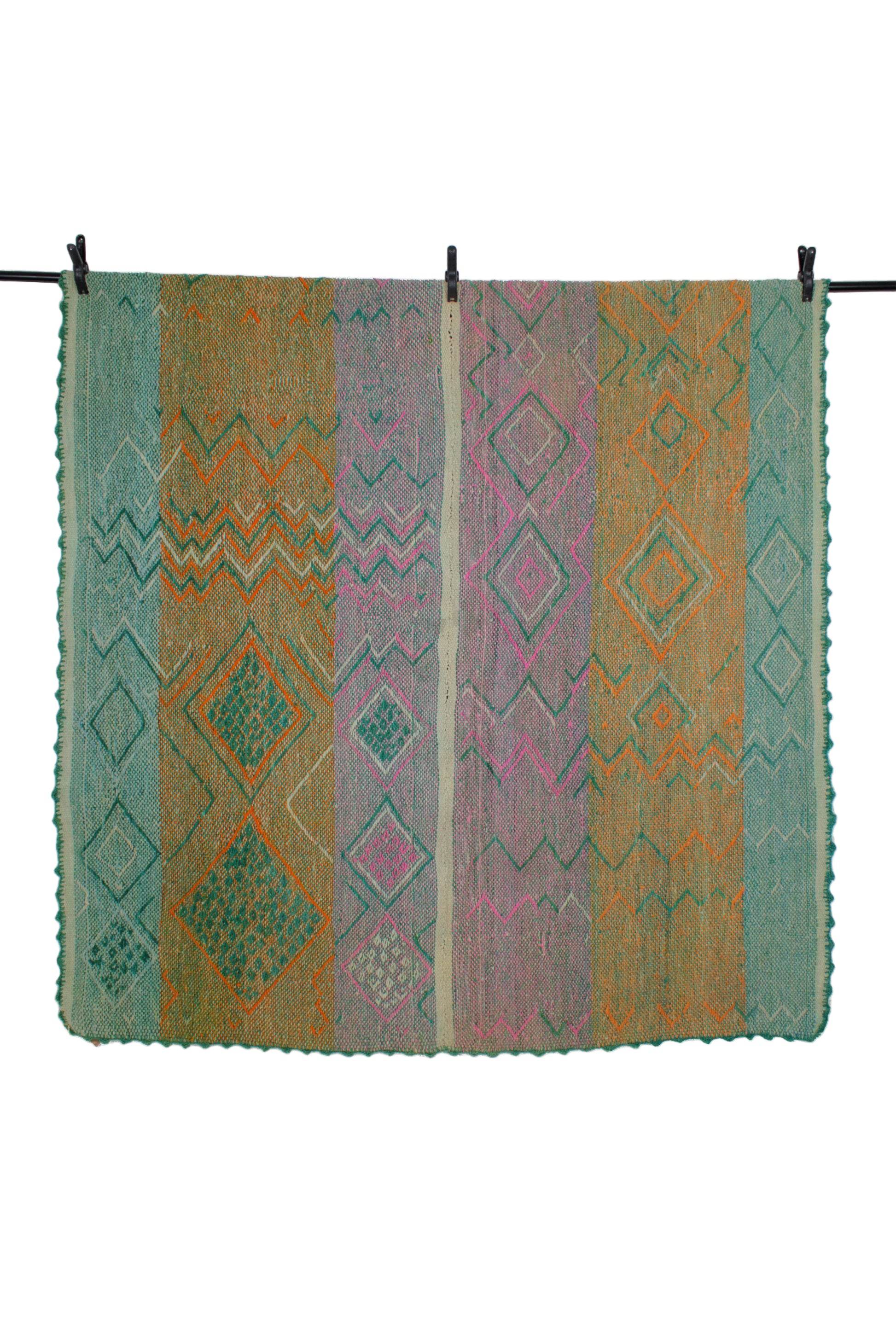 Kleiner handgewebter Vintage-Frazada-Teppich aus Peru, 160 x 154 cm, mit traditionellem Muster von Glueck & Fund.
