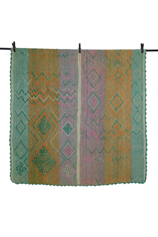 Kleiner handgewebter Vintage-Frazada-Teppich aus Peru, 160 x 154 cm, mit traditionellem Muster von Glueck & Fund.