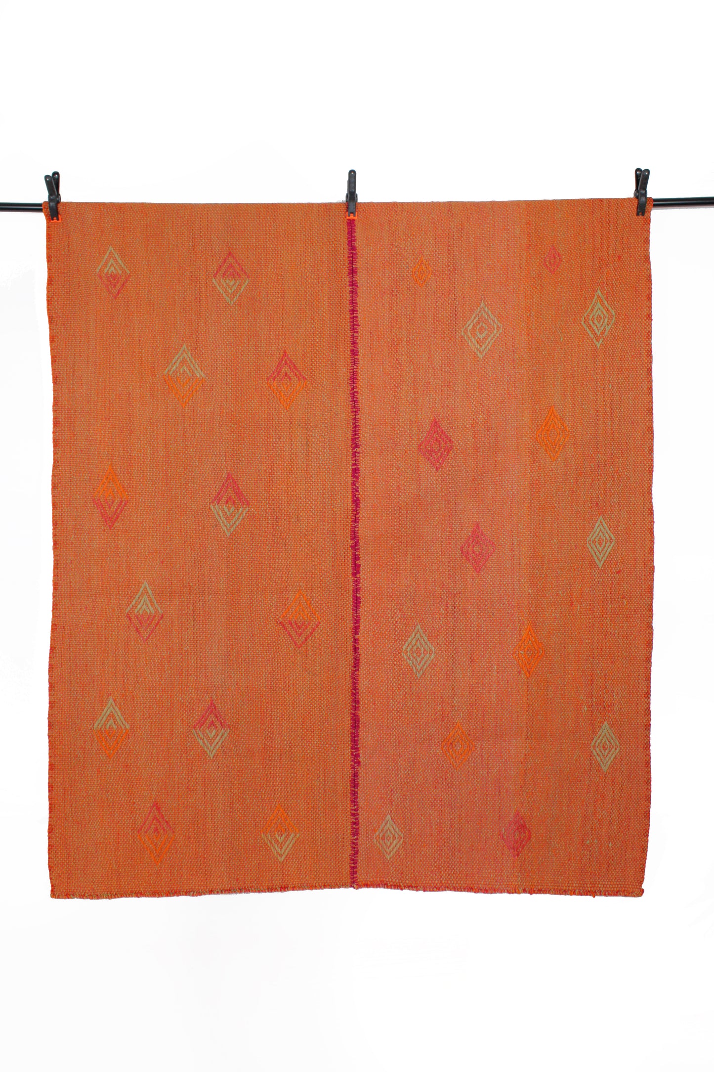 Vintage Frazada-Teppich "Naranja" von Glueck & Fund, kleiner Teppich mit orangefarbenem Muster, 143 x 170 cm.