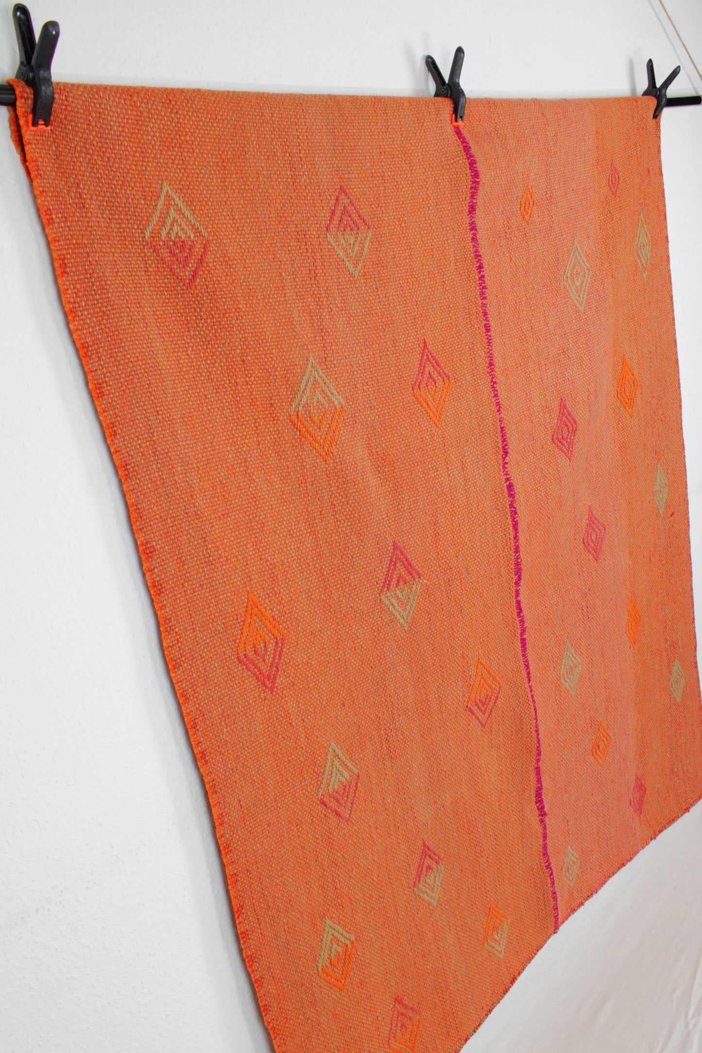 Vintage Frazada-Teppich "Naranja" von Glueck & Fund, kleiner Teppich mit orangefarbenem Muster, Maße 143 x 170 cm