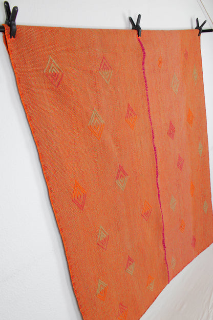 Vintage Frazada-Teppich "Naranja" von Glueck & Fund, kleiner Teppich mit orangefarbenem Muster, Maße 143 x 170 cm