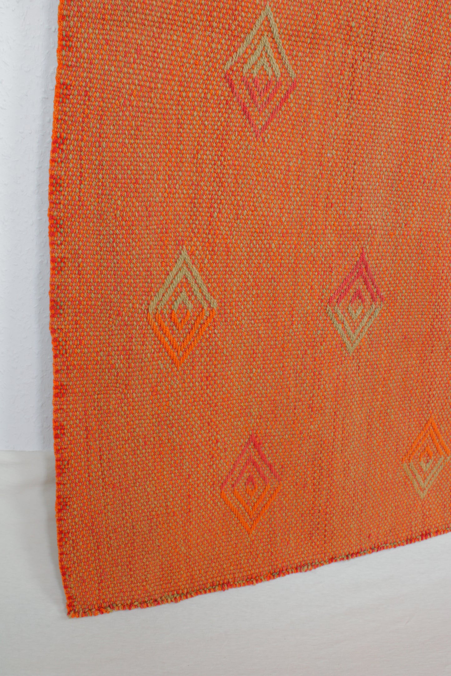 Vintage Frazada-Teppich "Naranja" von Glueck & Fund, kleine orangefarbene Teppich mit buntem Muster, 143 x 170 cm.