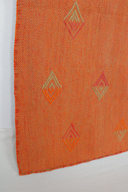 Vintage Frazada-Teppich "Naranja" von Glueck & Fund, kleine orangefarbene Teppich mit buntem Muster, 143 x 170 cm.
