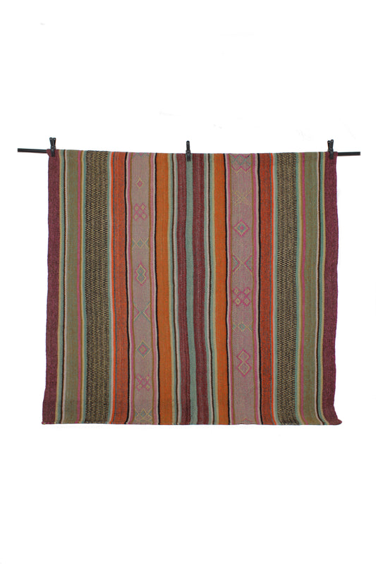 Handgefertigter Frazada-Teppich aus Peru – farbenfroh, traditionell und ideal für Balkon, Terrasse oder gemütliche Wohnräume. Dieser bunte Teppich bringt peruanisches Kunsthandwerk und Wärme in dein Zuhause und setzt lebendige Akzente im Boho- oder Ethno-Stil für drinnen und draußen.