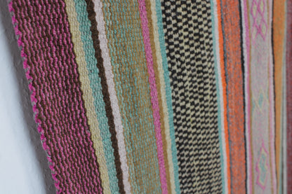 Handgefertigter Frazada-Teppich aus Peru – farbenfroh, traditionell und ideal für Balkon, Terrasse oder gemütliche Wohnräume. Dieser bunte Teppich bringt peruanisches Kunsthandwerk und Wärme in dein Zuhause und setzt lebendige Akzente im Boho- oder Ethno-Stil für drinnen und draußen.