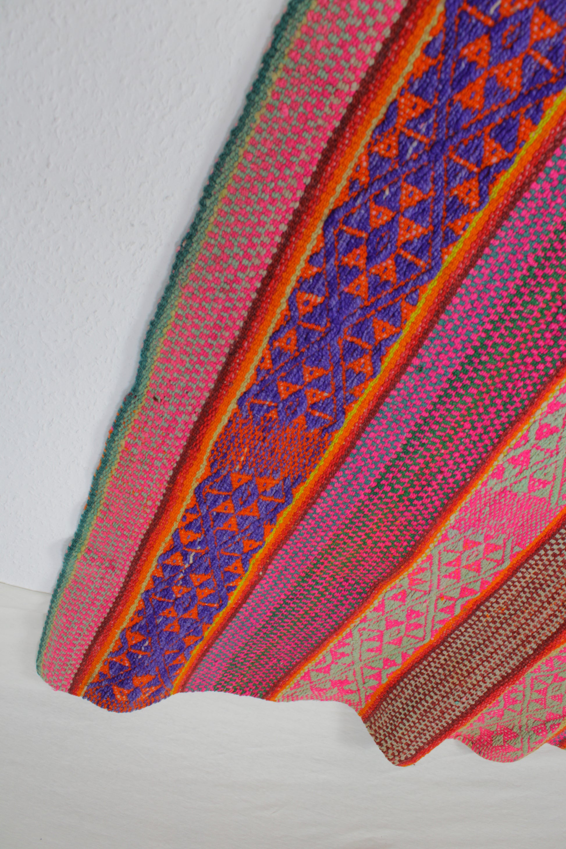 Kleiner Vintage-Frazadateppich aus Peru, 168x139 cm, handgefertigter Teppich von Glueck & Fund mit buntem Muster