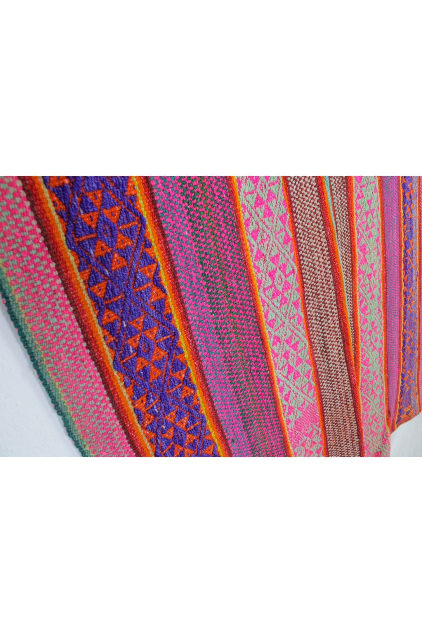 Kleiner Vintage-Frazadateppich 168 x 139 cm aus Peru, handgefertigt, mit traditionellen Mustern, von Glueck & Fund.