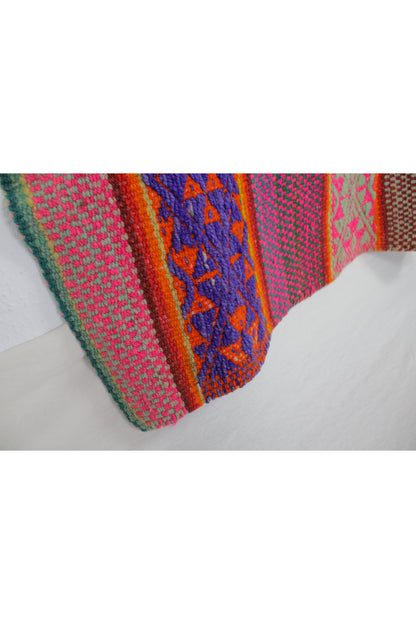 Kleiner Vintage-Frazadateppich von Glueck & Fund, handgefertigt, aus Peru, mit bunten Muster, Maße 168 x 139 cm.