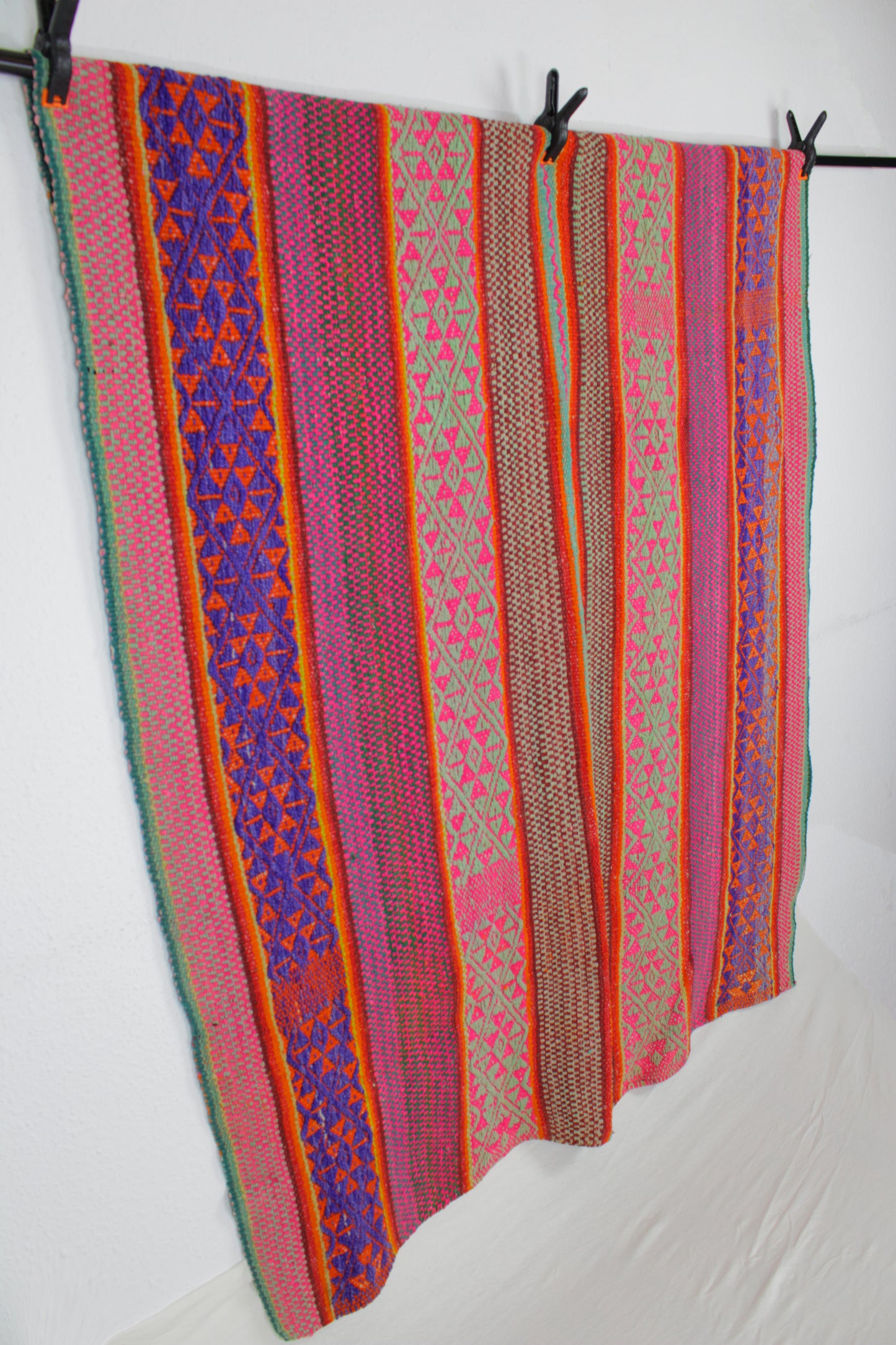 Kleiner Vintage-Frazzadateppich 168x139 cm aus Peru, handgefertigt, mit traditionellen Mustern, von Glueck & Fund