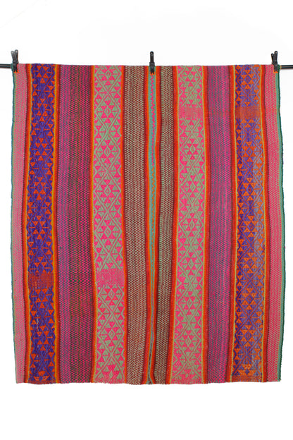 Kleiner Vintage-Frazzadateppich 168x139 cm aus Peru mit bunten, traditionellen Mustern, von Glueck & Fund gefertigt.