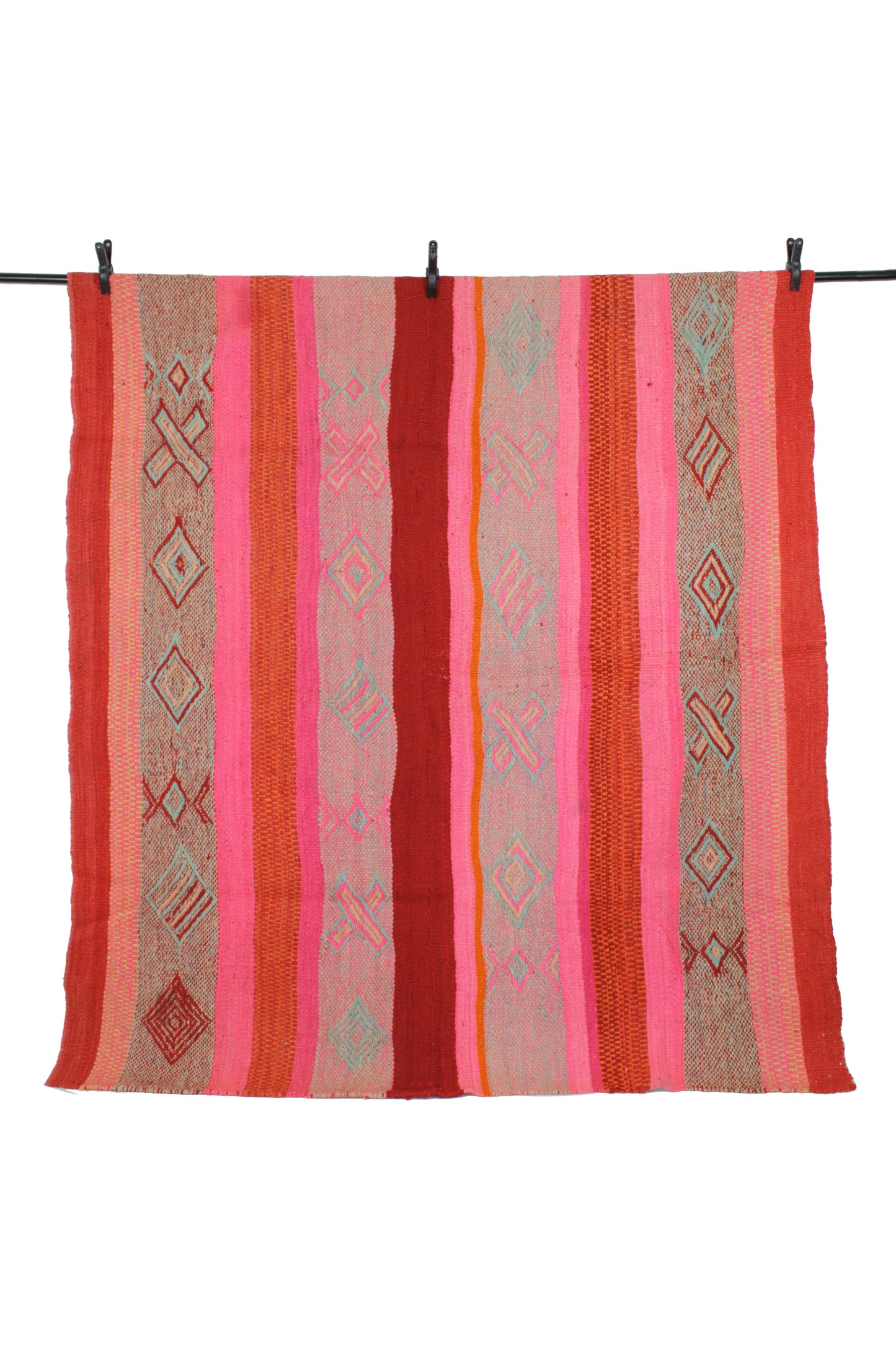 Großer vintage Frazadateppich von Glueck & Fund, 179x158 cm, magenta, handgefertigter Teppich aus Peru, detailreiche Textur