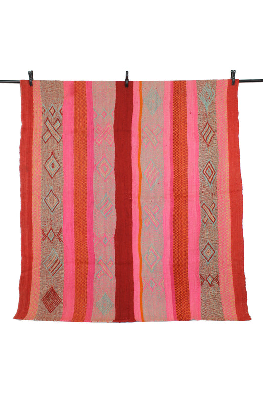 Großer vintage Frazadateppich von Glueck & Fund, 179x158 cm, magenta, handgefertigter Teppich aus Peru, detailreiche Textur