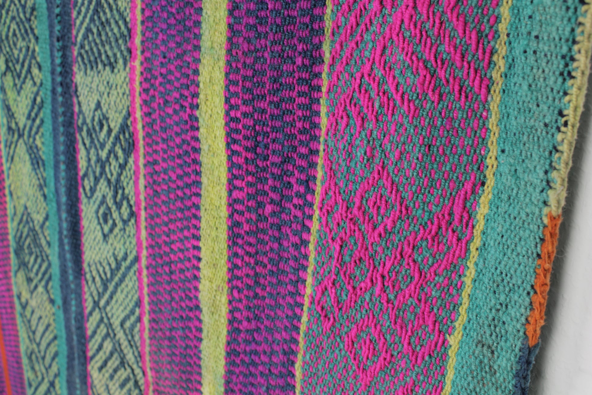 Handgewebter kleiner Vintage-Frazadateppich aus Peru, 169x149 cm, von Glueck & Fund, mit bunten Mustern und traditioneller Verarbeitung