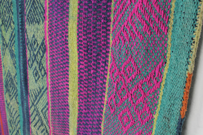 Handgewebter kleiner Vintage-Frazadateppich aus Peru, 169x149 cm, von Glueck & Fund, mit bunten Mustern und traditioneller Verarbeitung