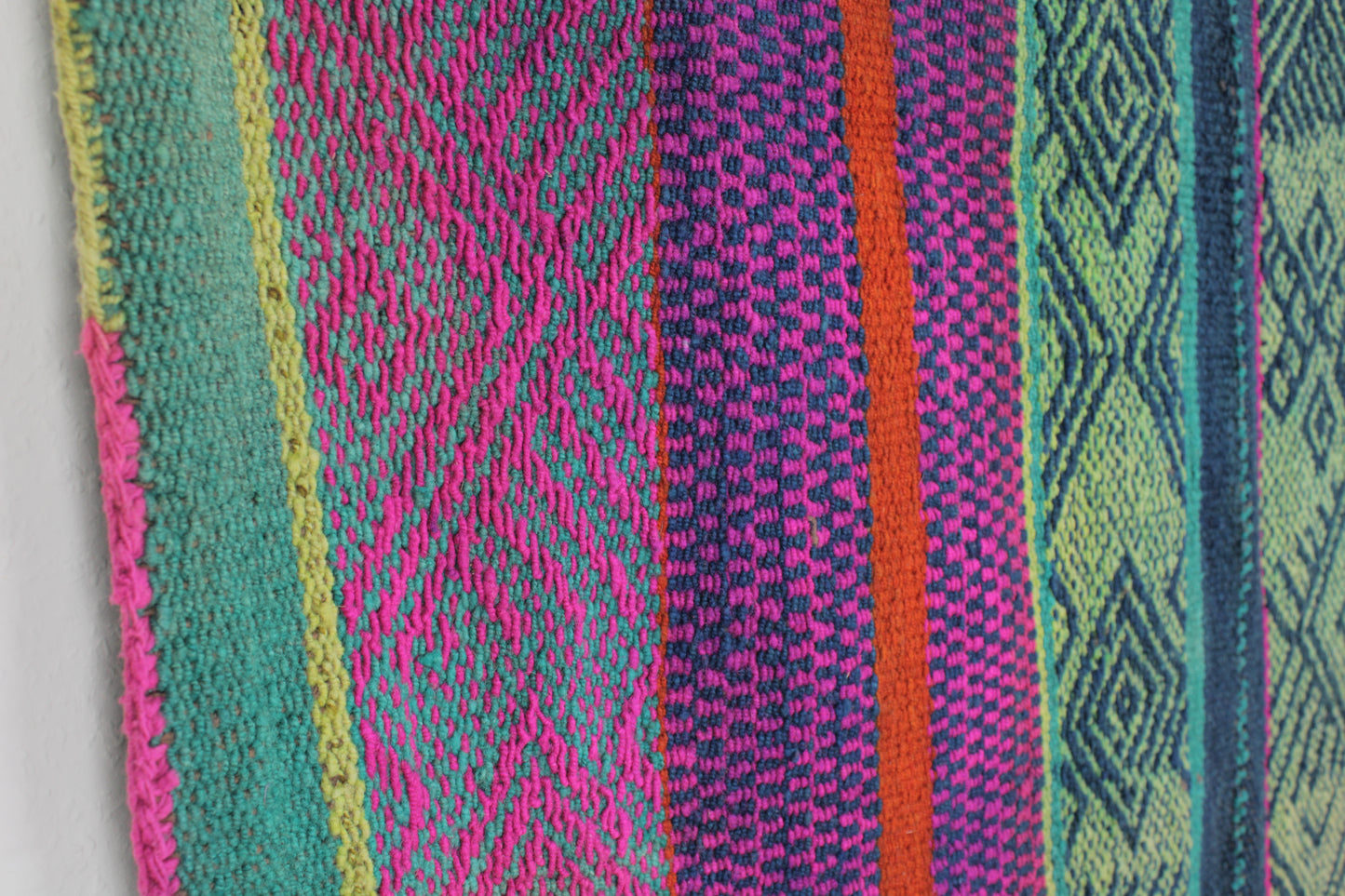 Kleiner handgewebter Vintage Frazadateppich aus Peru, 169 x 149 cm, mit bunten Mustern, von Glueck & Fund.
