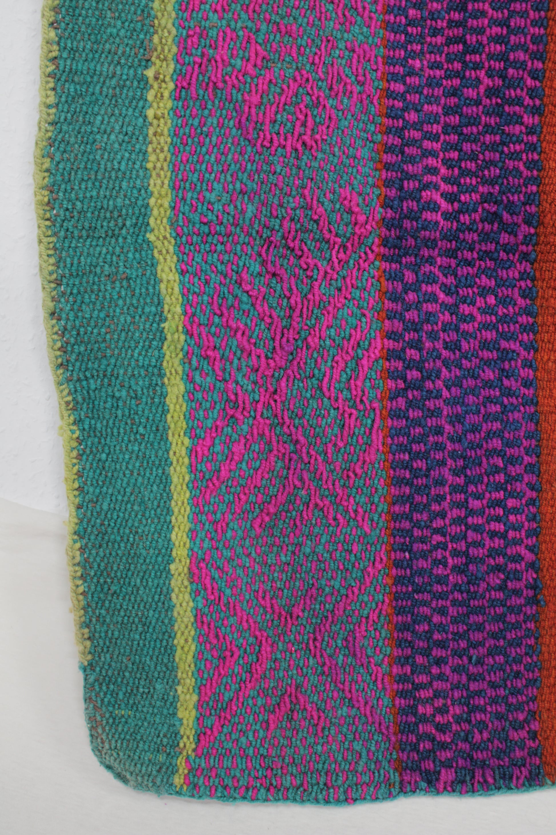 Handgewebter kleiner Vintage Frazadateppich aus Peru, 169 x 149 cm, von Glueck & Fund, detailreiche Textur, bunter Ethno-Design