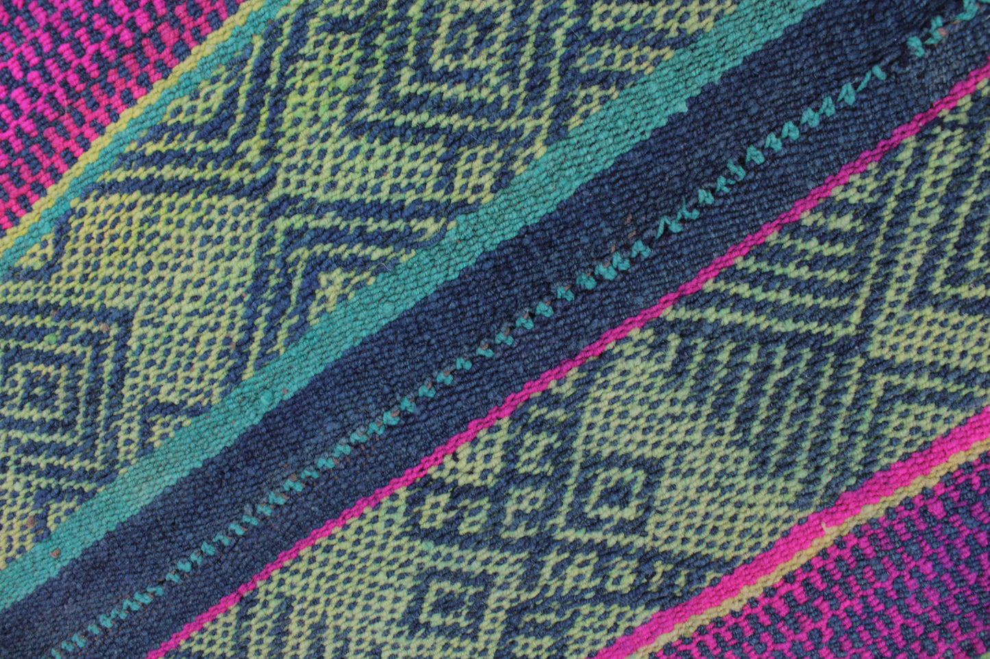 Vintage Handgewebter Frazadateppich, 169x149 cm, aus Peru, von Glueck & Fund, mit buntem Muster und traditionellem Design