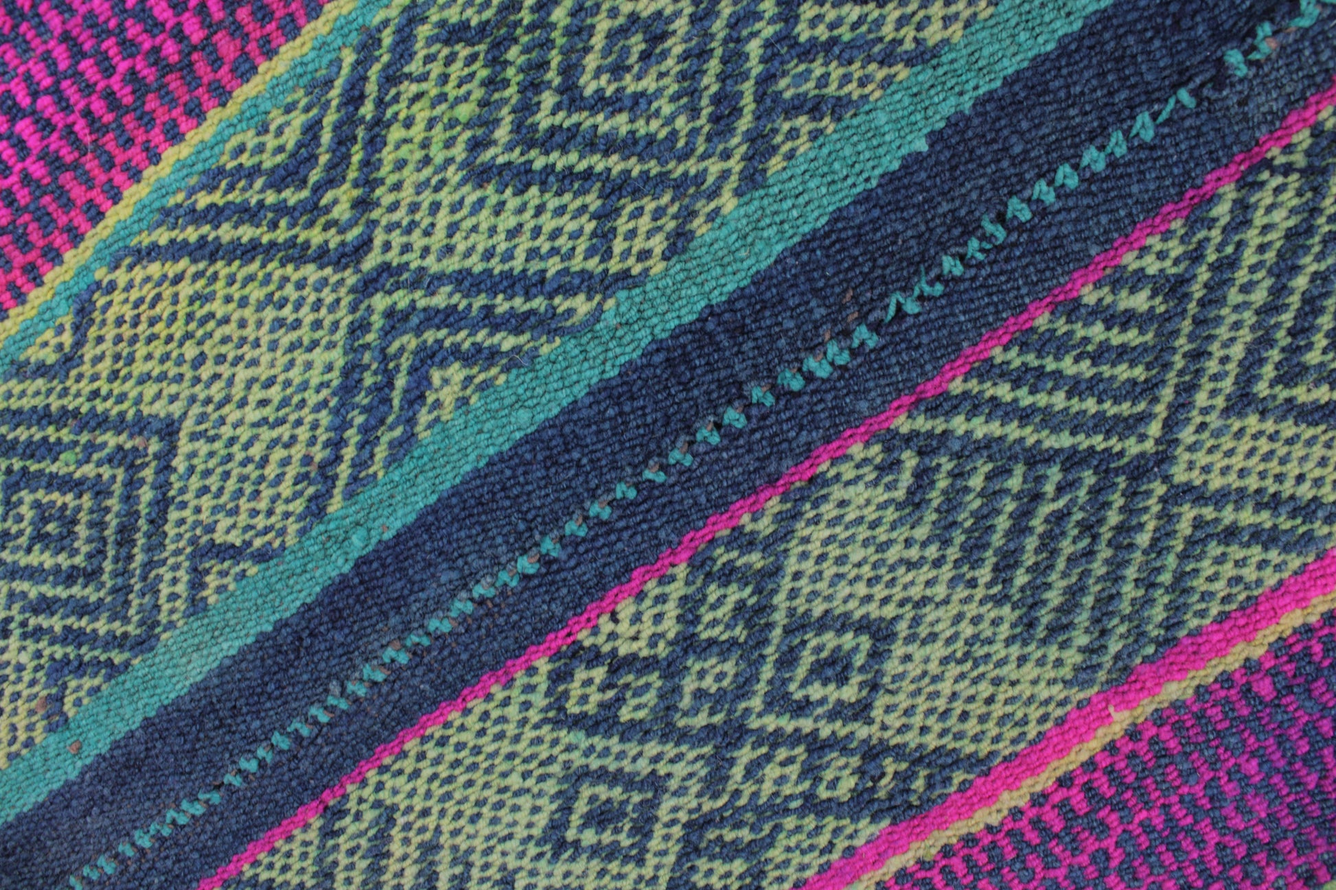 Vintage Handgewebter Frazadateppich, 169x149 cm, aus Peru, von Glueck & Fund, mit buntem Muster und traditionellem Design