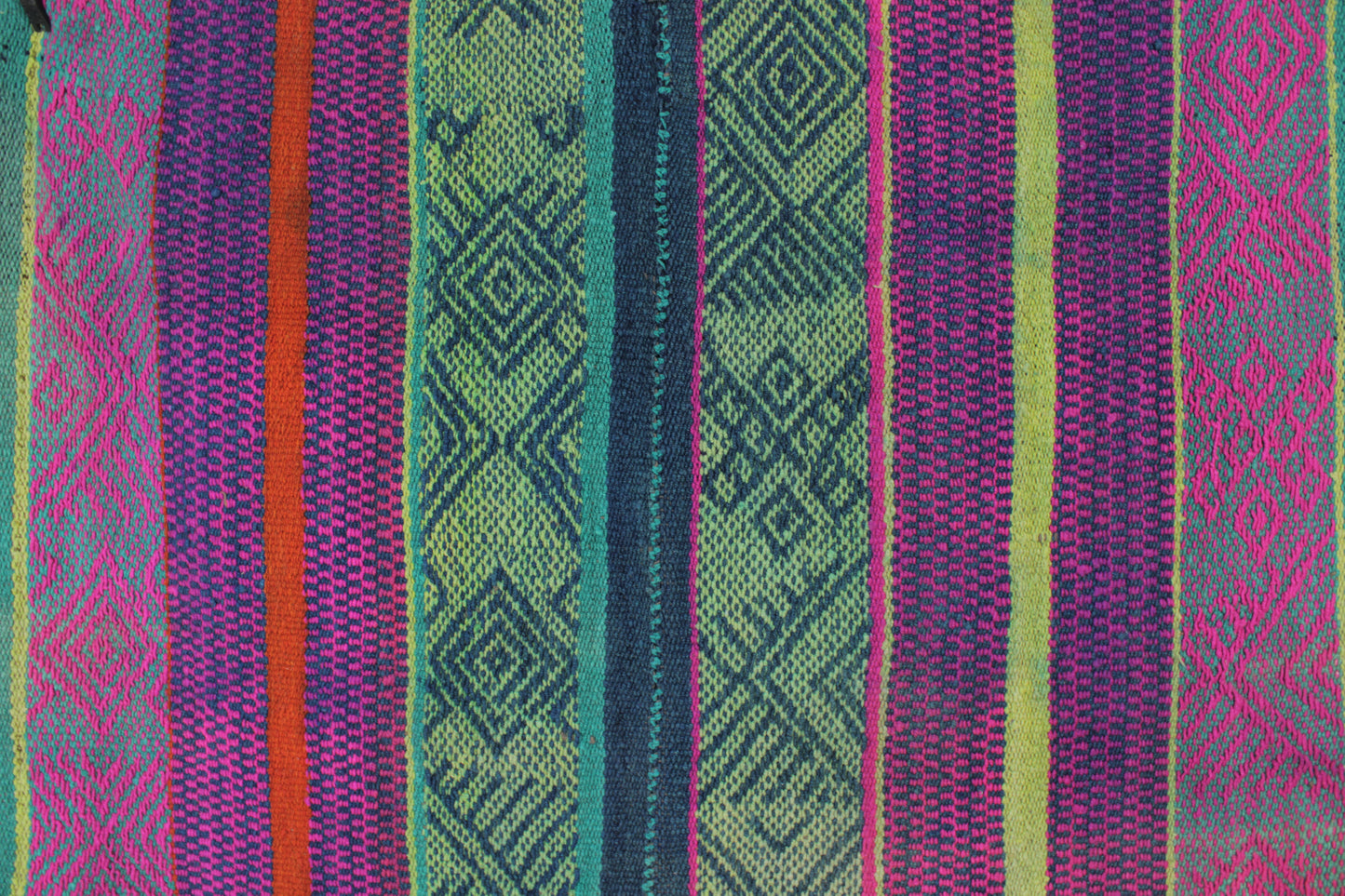 Vintage Frazadateppich, handgewebt aus Peru, klein, 169x149 cm, mit traditionellem Muster, von Glueck & Fund