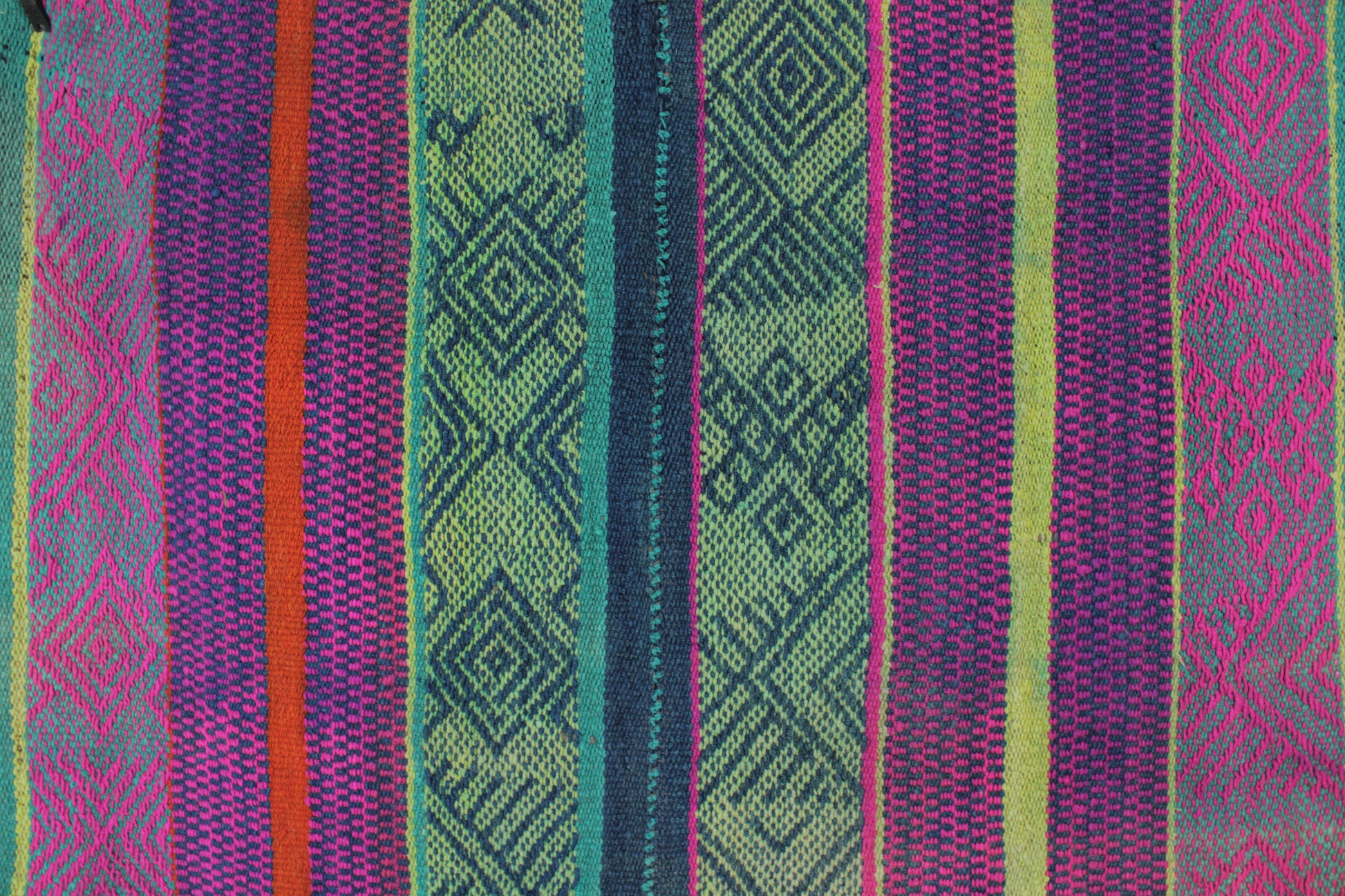 Vintage Frazadateppich, handgewebt aus Peru, klein, 169x149 cm, mit traditionellem Muster, von Glueck & Fund