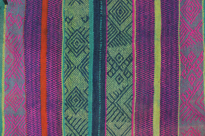 Vintage Frazadateppich, handgewebt aus Peru, klein, 169x149 cm, mit traditionellem Muster, von Glueck & Fund