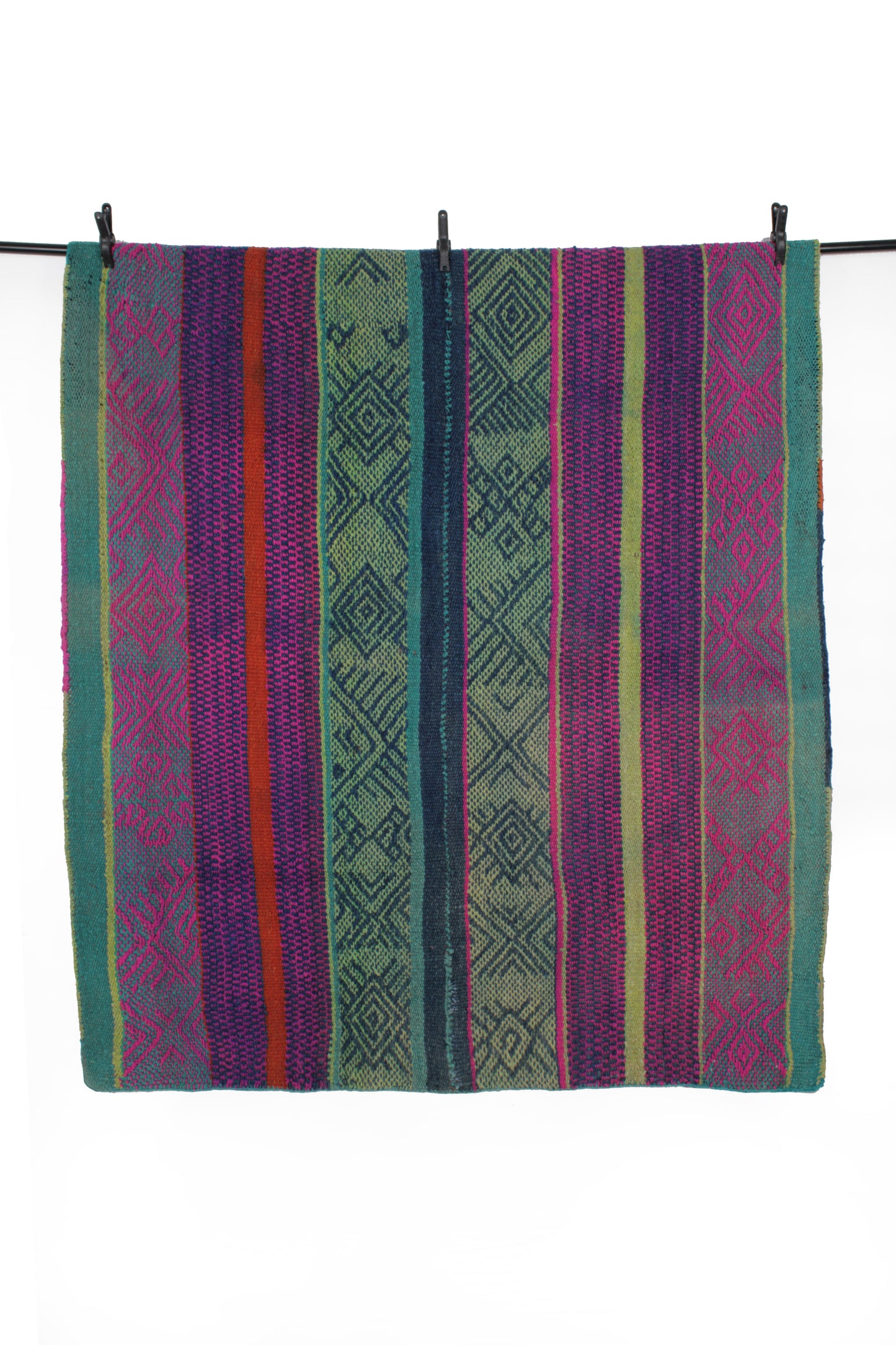 Kleiner handgewebter Vintage-Frazzadateppich aus Peru, 169 x 149 cm, mit farbenfrohem, traditionellem Muster, von Glueck & Fund