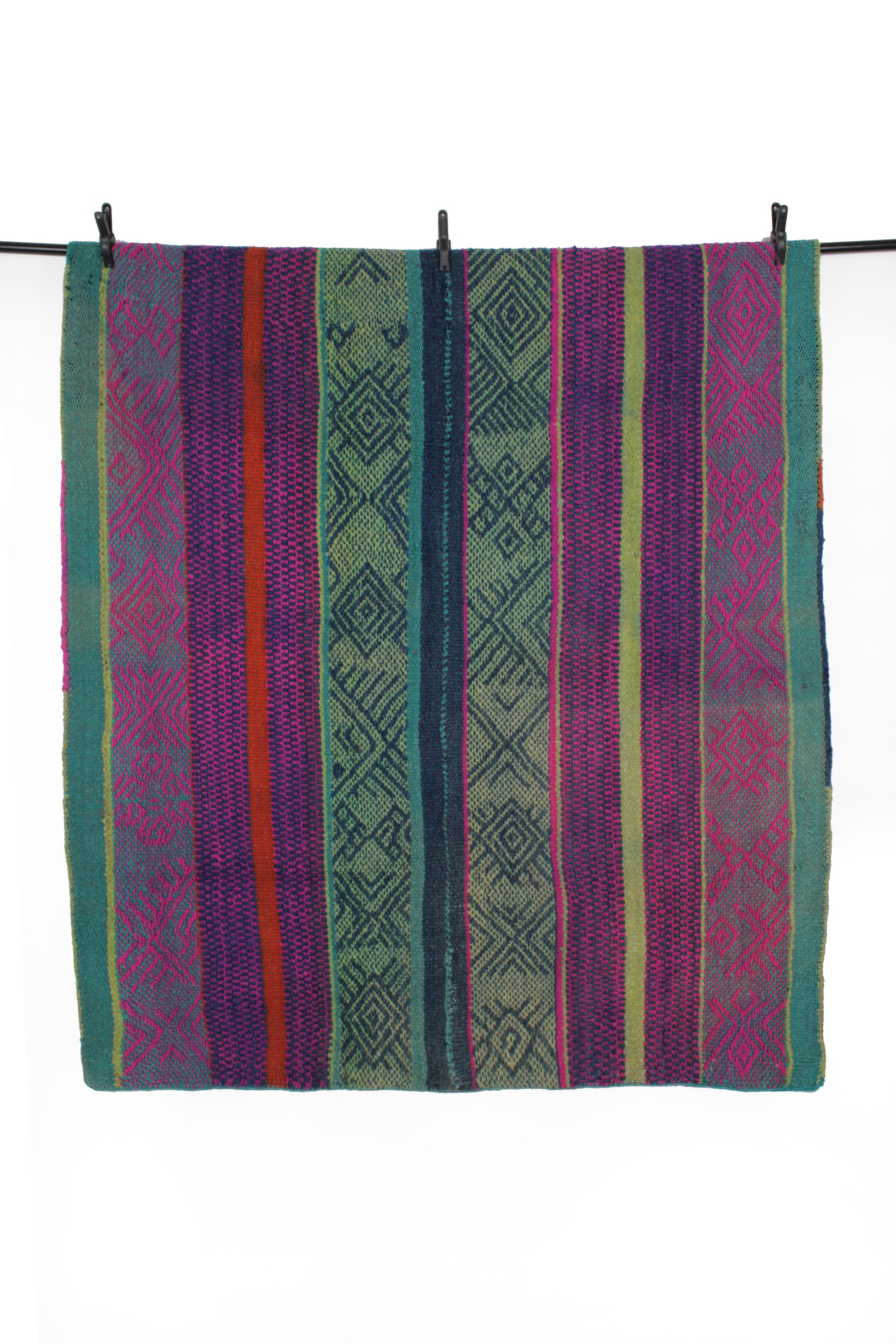 Kleiner handgewebter Vintage-Frazzadateppich aus Peru, 169 x 149 cm, mit farbenfrohem, traditionellem Muster, von Glueck & Fund